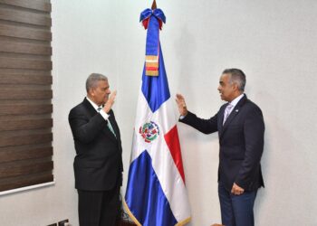 Ministro de la Presidencia juramenta al Comisionado para las Reformas del Estado