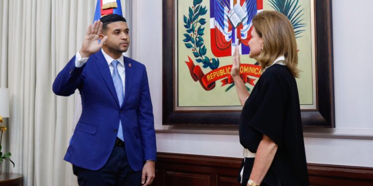 Juramentan a Carlos Valdez como nuevo ministro de la Juventud