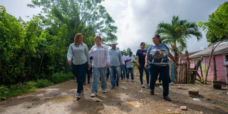 Yadira Henríquez dispone asistencia inmediata a familias afectadas por Ventarrón en Salcedo