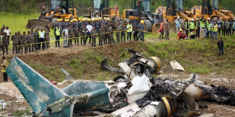 Avión se estrella en Nepal; 18 muertos y el piloto sobrevivió