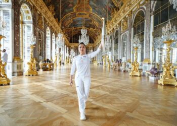 Salma Hayek fue de las primeras en tomar la Antorcha Olímpica para los Juegos de París 2024