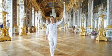 Salma Hayek fue de las primeras en tomar la Antorcha Olímpica para los Juegos de París 2024