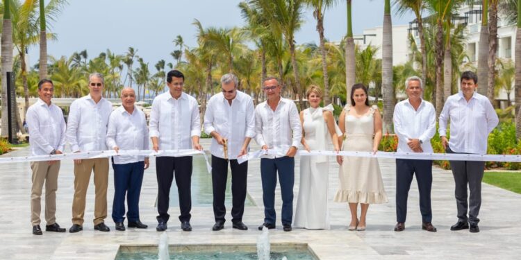 El presidente Abinader encabezó inauguración del hotel Secrets Tides Punta Cana