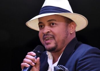 Joven apunta con un arma de fuego a Wason Brazoban en pleno concierto