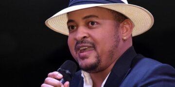 Joven apunta con un arma de fuego a Wason Brazoban en pleno concierto