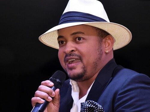 Joven apunta con un arma de fuego a Wason Brazoban en pleno concierto