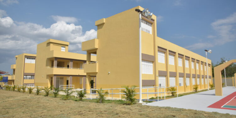 Presentan estadísticas de inscritos en escuelas de Santiago por nacionalidad