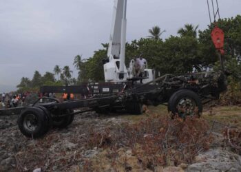 Este jueves continuará la búsqueda de hombre desaparecido tras hallazgo de camión