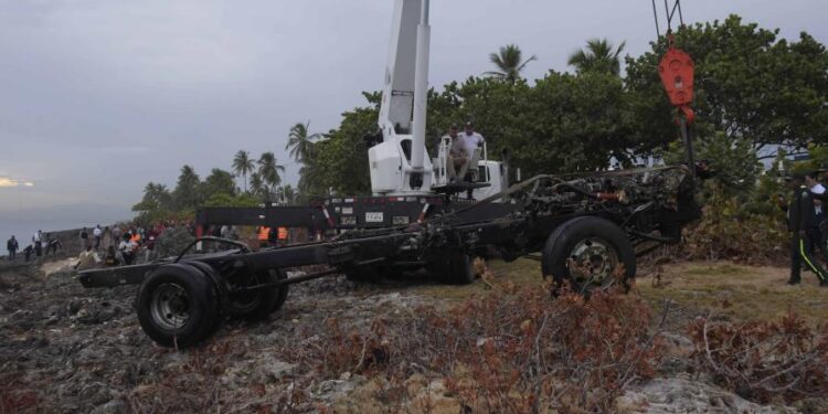 Este jueves continuará la búsqueda de hombre desaparecido tras hallazgo de camión