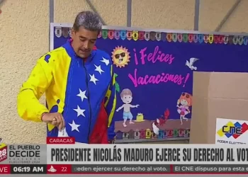 Presidente Nicolás Maduro vota y garantiza que respetará los resultados del CNE