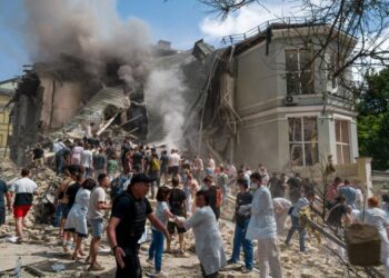 Más de 30 muertos en un ataque masivo ruso contra Ucrania que golpea un hospital infantil en Kiev