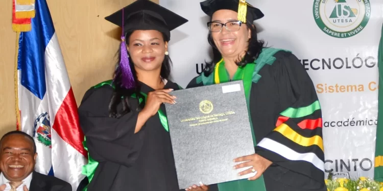 UTESA Dajabón gradúa a 100 nuevos profesionales en diferentes áreas