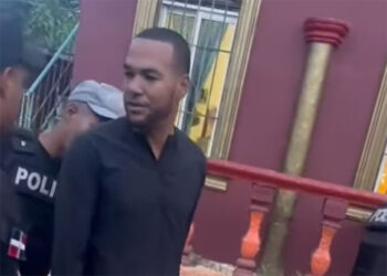 Pastor obligaba a menores a observarlo mientras sostenía relaciones con otro hombre