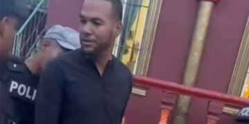 Pastor obligaba a menores a observarlo mientras sostenía relaciones con otro hombre