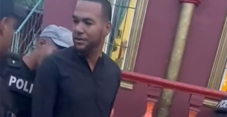 Pastor obligaba a menores a observarlo mientras sostenía relaciones con otro hombre