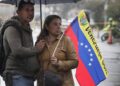 Con esperanza de democracia Venezolanos votan bajo la lluvia en Bogotá