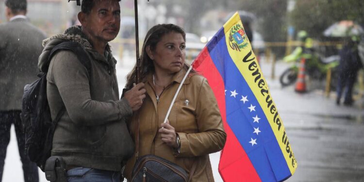 Con esperanza de democracia Venezolanos votan bajo la lluvia en Bogotá