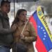 Con esperanza de democracia Venezolanos votan bajo la lluvia en Bogotá