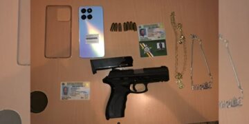 Policía detiene 2 hombres por porte ilegal de arma de fuego en Los Guaricanos