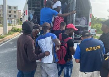 Detienen al menos 150 ilegales haitianos