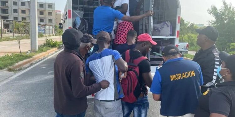 Detienen al menos 150 ilegales haitianos