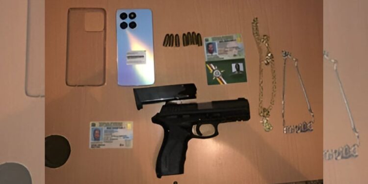 Policía detiene 2 hombres por porte ilegal de arma de fuego en Los Guaricanos