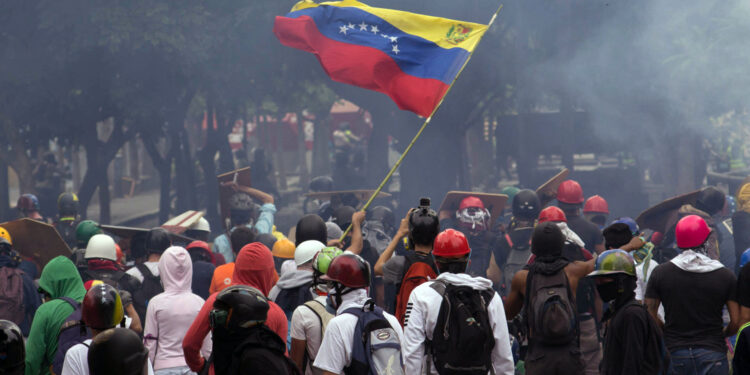 Suben a 24 los muertos en Venezuela en protestas contra resultado electoral, según una ONG