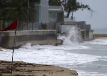 La tormenta Ernesto deja a casi un millón de personas sin luz en Puerto Rico