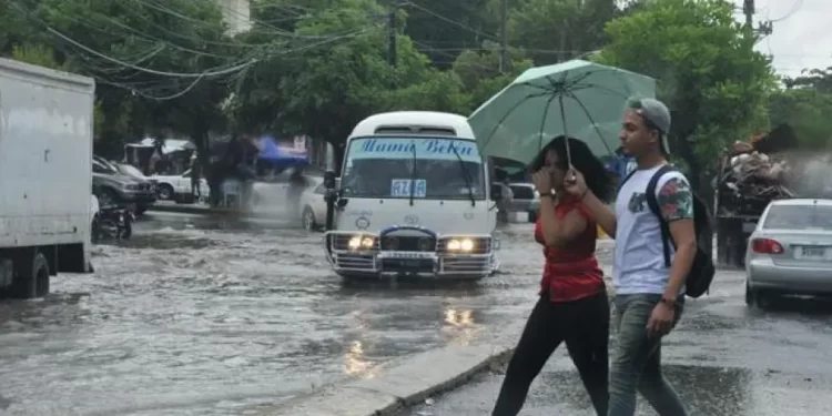 Incrementos nubosos con aguaceros locales esta tarde y oleaje peligroso para la costa atlántica