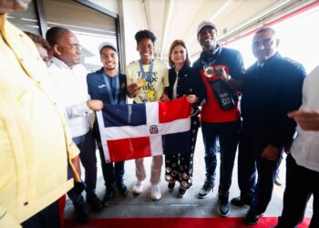 Vicepresidenta Raquel Peña recibe a medallistas olímpicos junto a cientos de dominicanos