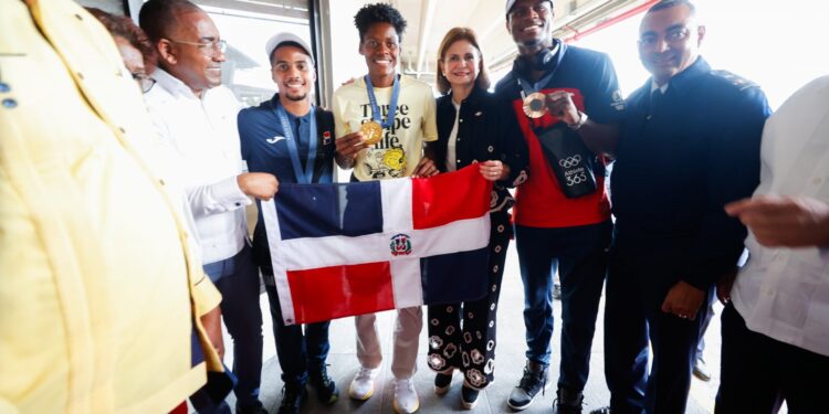 Vicepresidenta Raquel Peña recibe a medallistas olímpicos junto a cientos de dominicanos