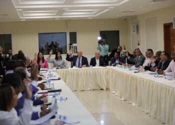 Comisión bicameral que estudia proyecto reforma Constitución se reúne e invitará consultor jurídico PE