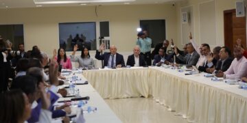 Comisión bicameral que estudia proyecto reforma Constitución se reúne e invitará consultor jurídico PE