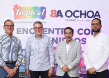 Ferretería Ochoa y pinturas Tropical realizan encuentro con ingenieros y constructores de Santiago 