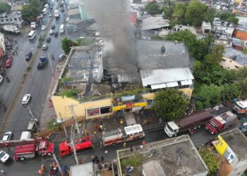 911 coordina asistencia en incendio de tienda en Bajos de Haina