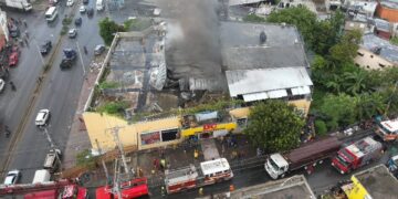 911 coordina asistencia en incendio de tienda en Bajos de Haina