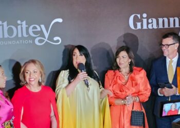 Familia Guiribitey y Giannina Azar aúnan esfuerzos en apoyo a comunidades limitadas RD