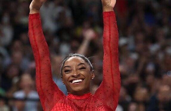 Simone Biles gana oro también en salto