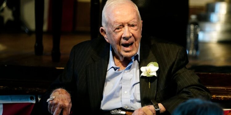 Expresidente Jimmy Carter, casi 100 años, espera poder sufragar por Kamala Harris