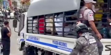 Policía apresa varias personas por desorden en la vía publica e incauta bocinas en Los Block, SDN