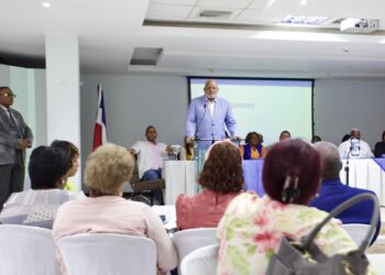Roberto Fulcar dicta conferencia en Santo Domingo Este