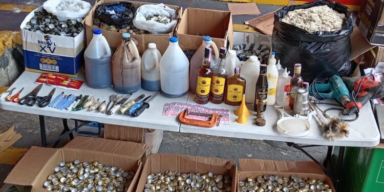 Desmantelan red de fabricantes de bebidas alcohólicas adulteradas con más de 500 unidades