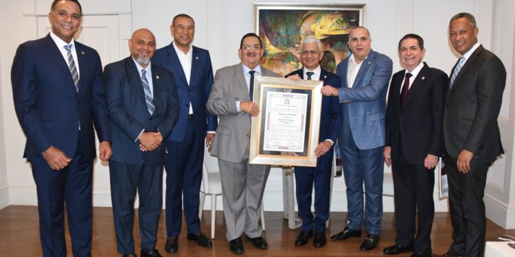 Senadores salientes reconocen presidente del Senado Ricardo de los Santos por su trayectoria y liderazgo