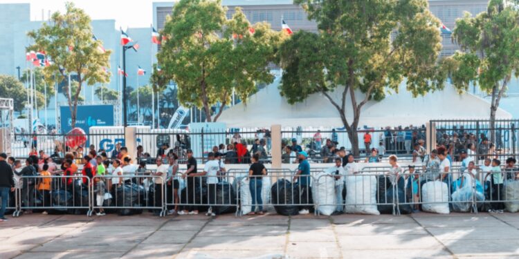 Alcaldía del DN informa que atenderá a todas las personas que se encuentran en la fila de Plásticos por Escolares