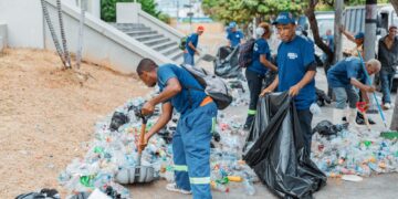 ADN limpia alrededores del Palacio Municipal simultáneamente a realización de Plásticos por Escolares