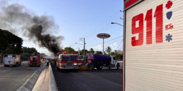 28 unidades de emergencias coordinadas por el 911 asisten explosión de camión de gas en La Vega