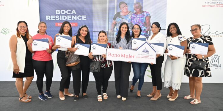 Otorgan más de 5 millones de pesos en Bono Mujer a jefas de hogar en Boca Chica