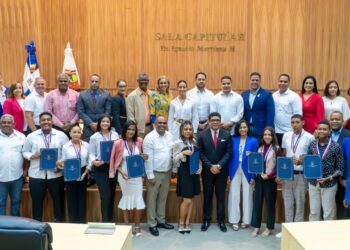 Dío Astacio recibe a jóvenes meritorios de SDE como “Alcalde por un Día”