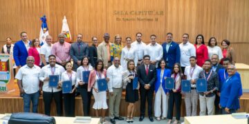 Dío Astacio recibe a jóvenes meritorios de SDE como “Alcalde por un Día”