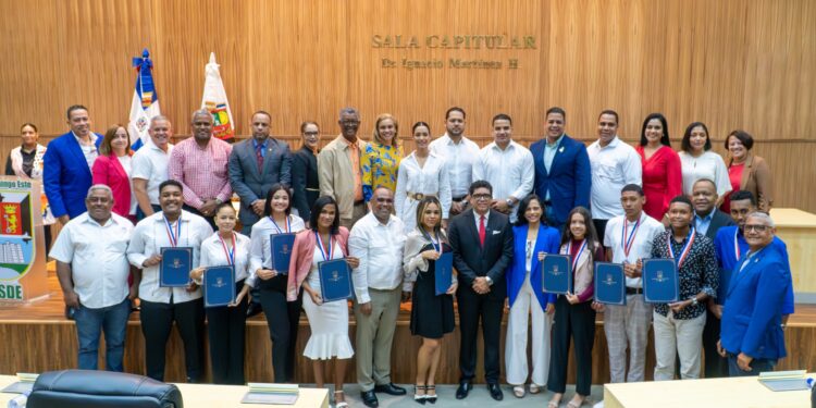 Dío Astacio recibe a jóvenes meritorios de SDE como “Alcalde por un Día”